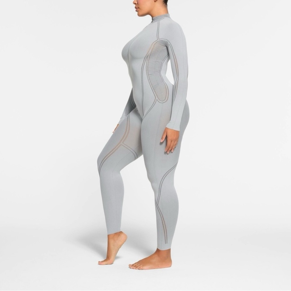 SKIMS Light Gray Long Sleeve first layer ski Bodysuit - Picture 2 of 8